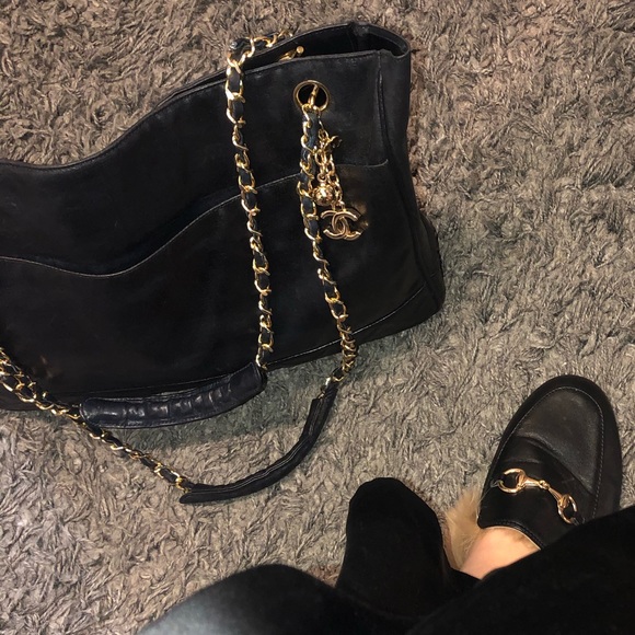 CHANEL Handbags - Chanel vintage 80’s leather quilted tote